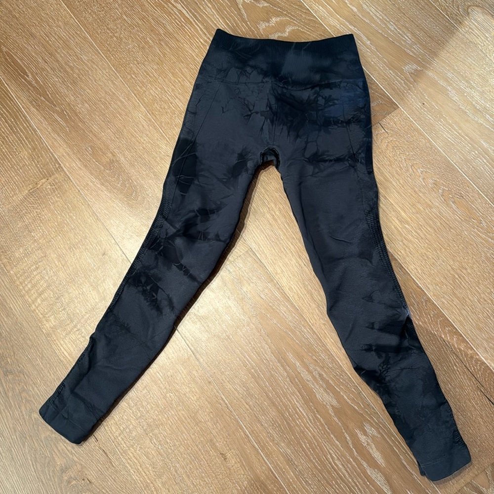 Lululemon ankle length leggings,size 6, gently worn, tied dye appearance in grey